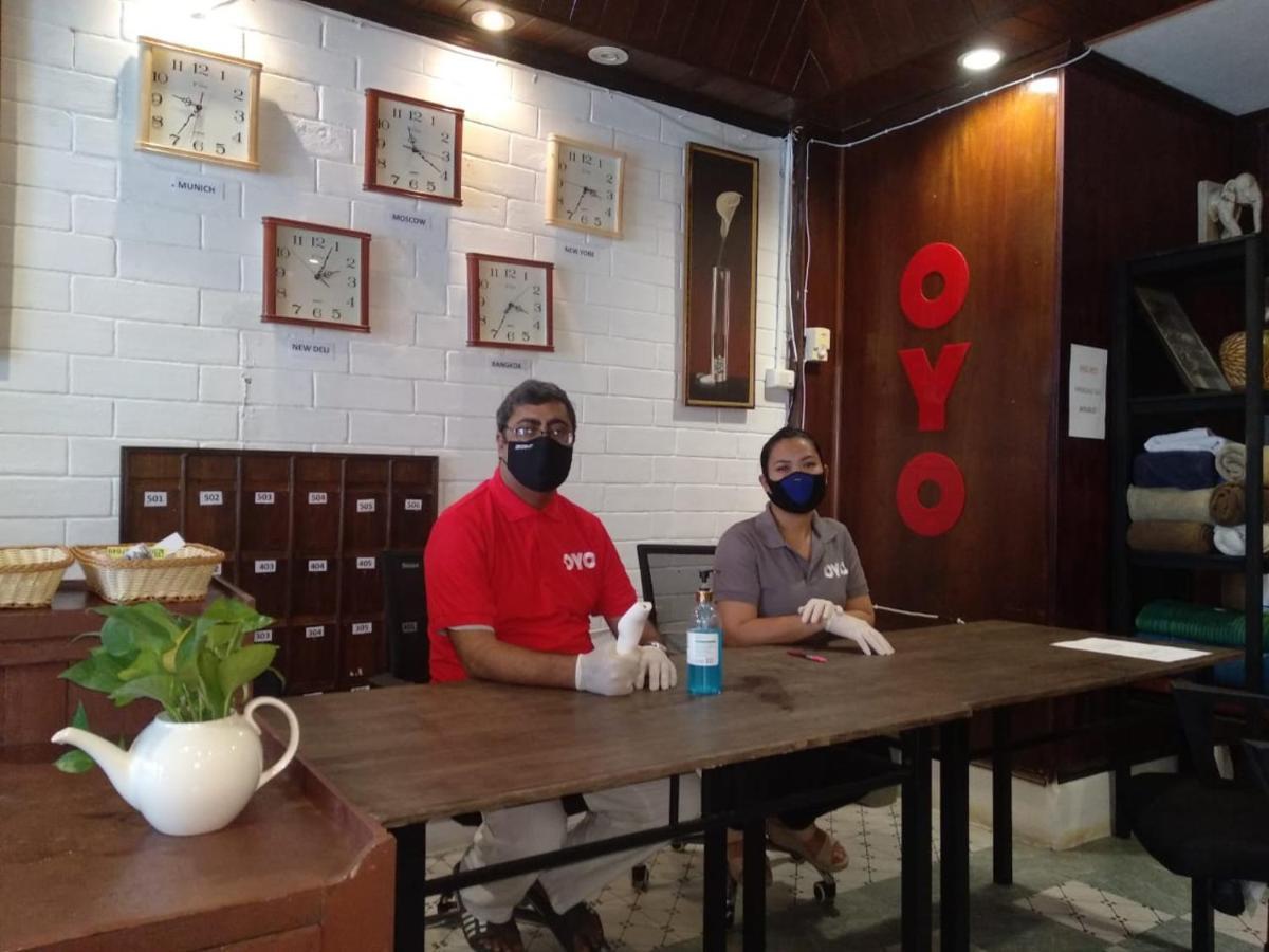 The Twins Hostel Bangkok Exterior photo