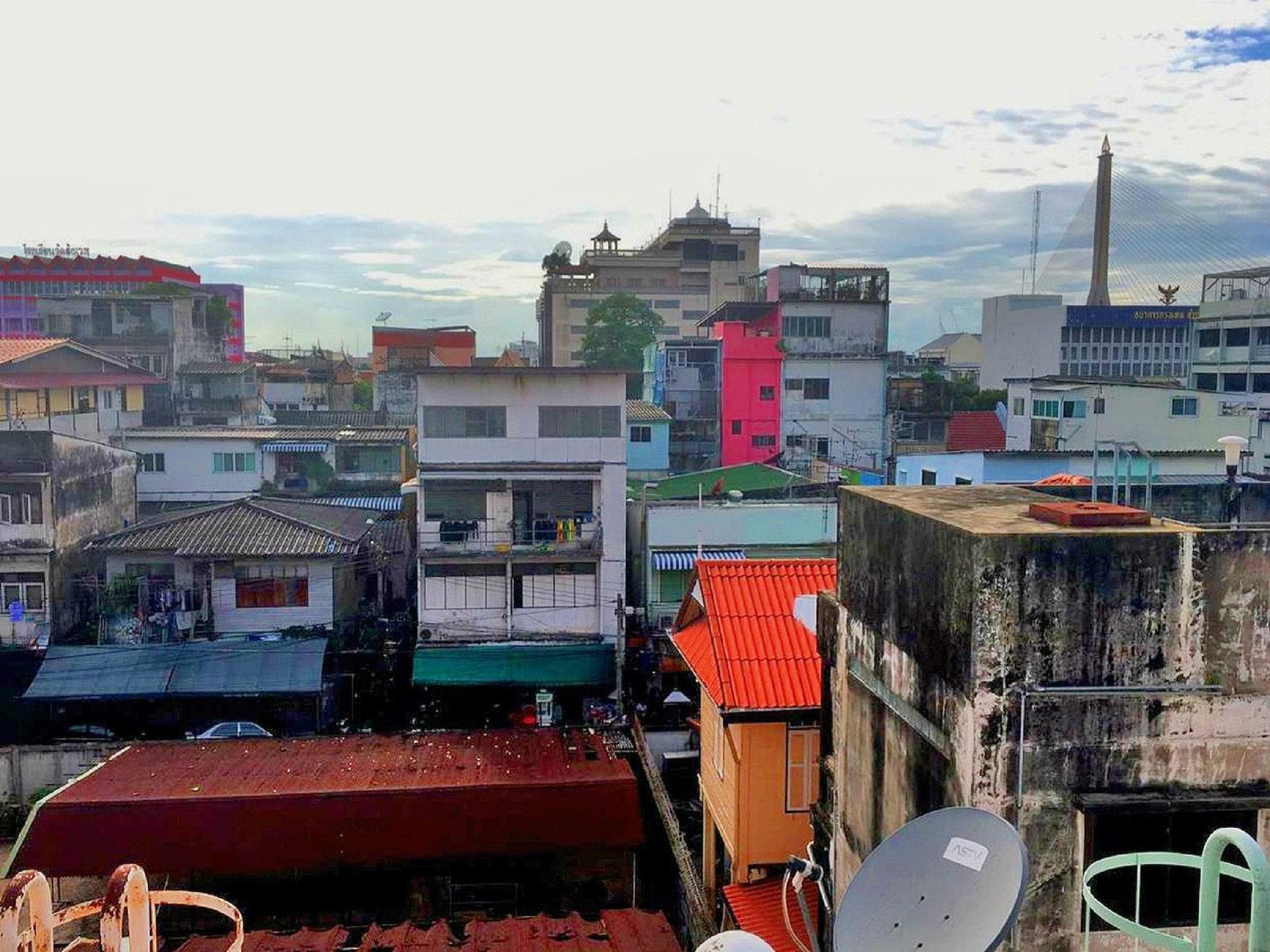 The Twins Hostel Bangkok Exterior photo