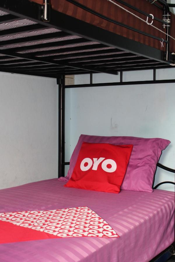 The Twins Hostel Bangkok Exterior photo