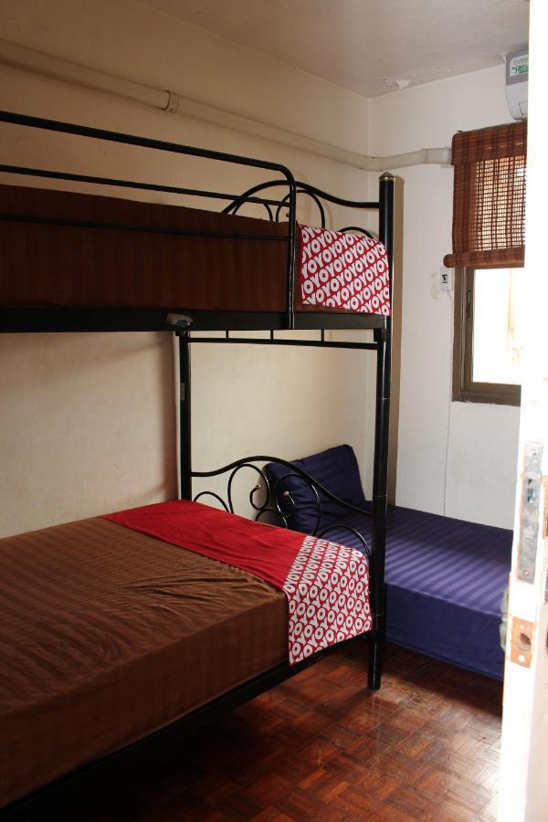 The Twins Hostel Bangkok Exterior photo