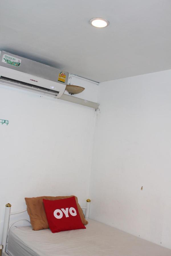 The Twins Hostel Bangkok Exterior photo