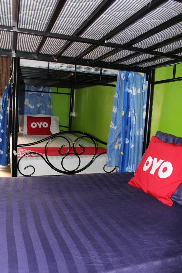 The Twins Hostel Bangkok Exterior photo