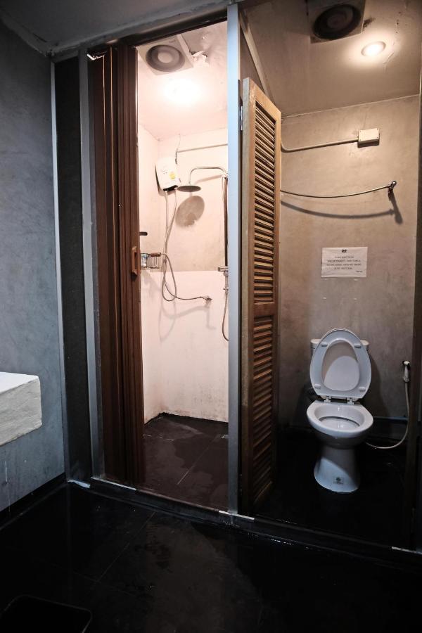 The Twins Hostel Bangkok Exterior photo