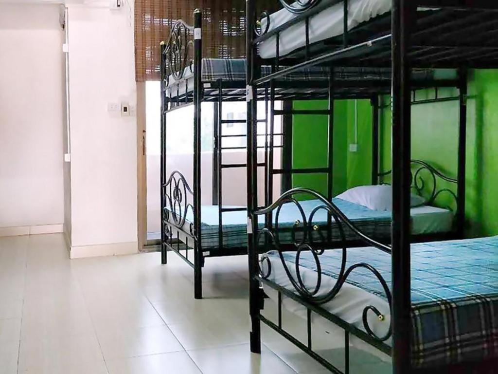 The Twins Hostel Bangkok Exterior photo
